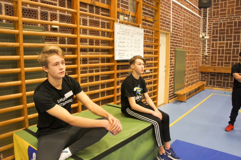 Hannes, till höger, håller på med judo.