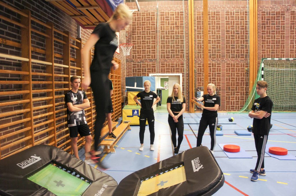 Hannah visar. Elsa, Julia och Felicia förklarar.