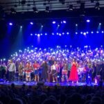 Från den maffiga konserten. Där, i den gigantiska kören, står våra IB-elever och sjunger. Alla kan vara med!